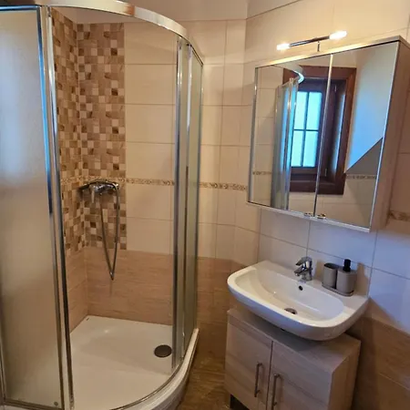 Drevenica Pod Lesom بيت للعطل *